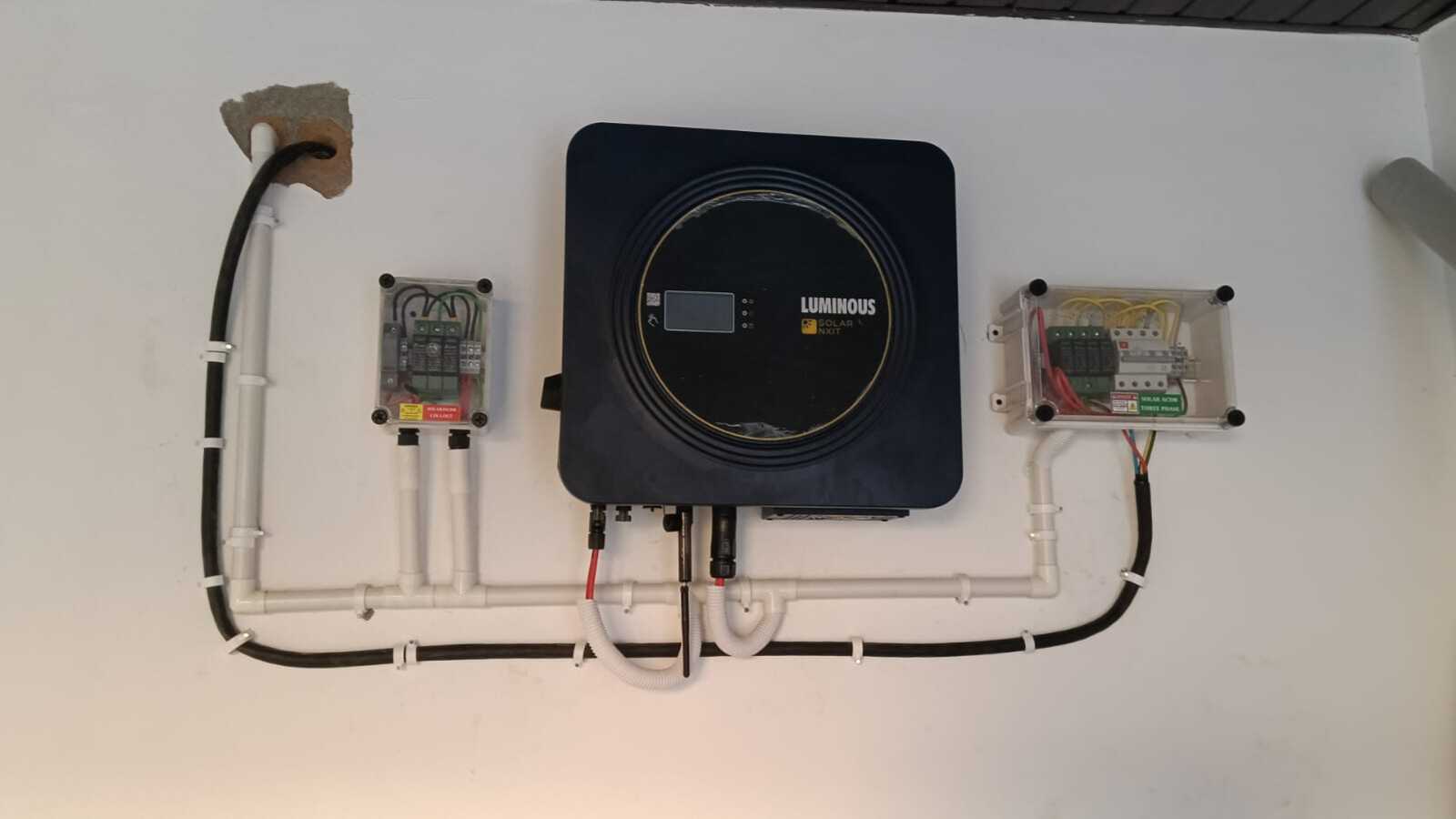 Solar inverter and energy system